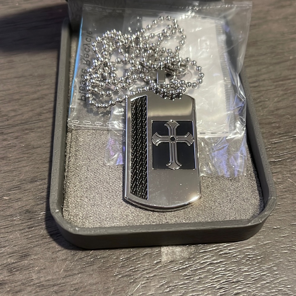 New in box Chisel cross stainless steel dog tag necklace. Men's. 24 inch